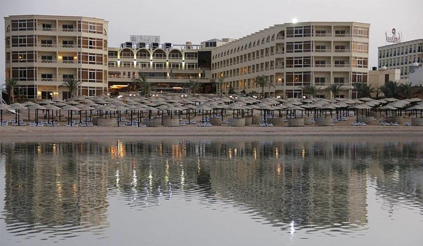 Туристов переселяют из отеля в Египте, где отравилось более 40 человек