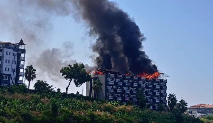 В турецком отеле эвакуировали туристов из-за сильного пожара