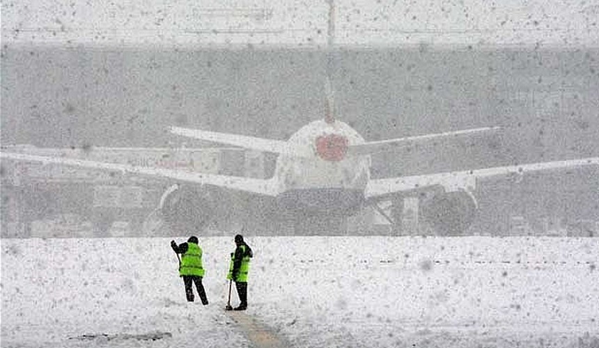 Многочасовой снегопад в Москве вывел из расписания более 40 авиарейсов