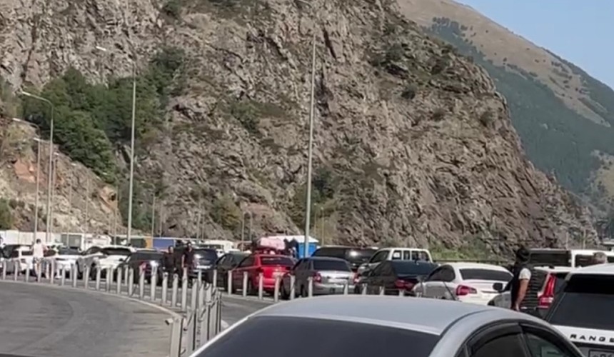 Российские туристы стоят в многочасовой пробке при выезде из Грузии