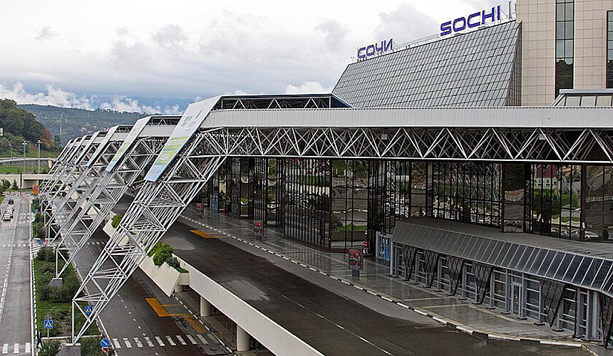 Меры безопасности усилены в аэропорту Сочи и на железной дороге