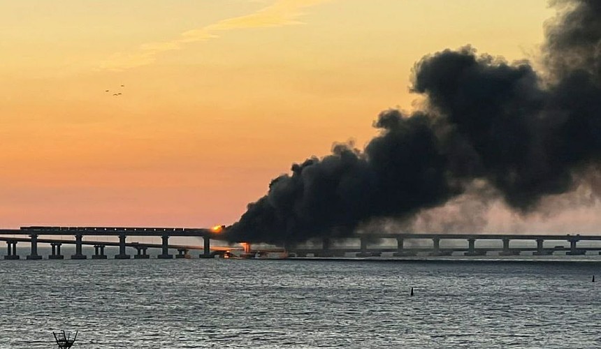 Движение по Крымскому мосту полностью закрыли из-за ЧП