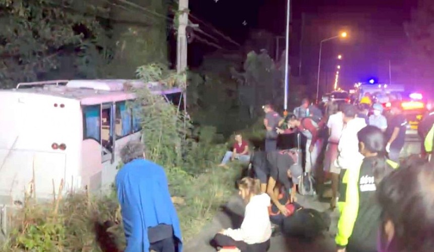 В Таиланде туристический автобус попал в ДТП по дороге в Бангкок 