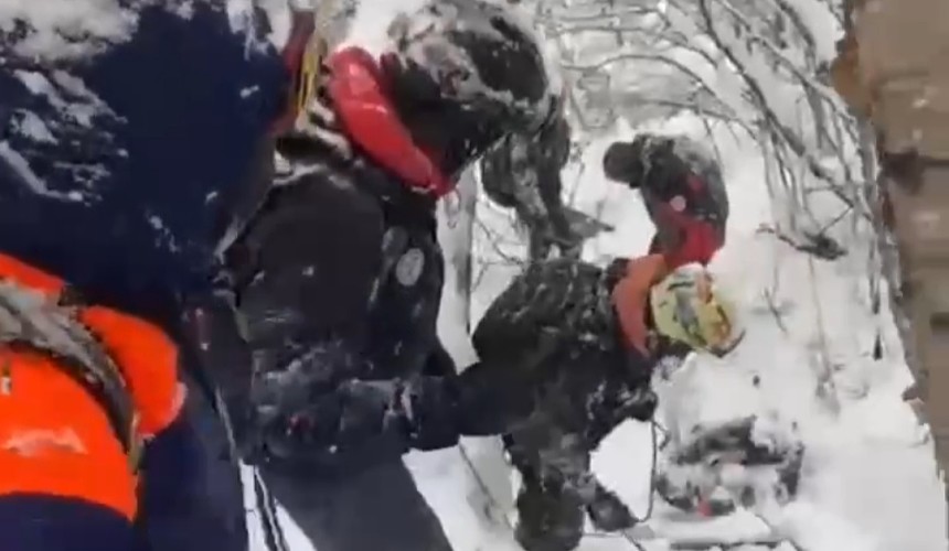 Лавина в Кабардино-Балкарии накрыла сноубордиста, решившегося на опасный фрирайд