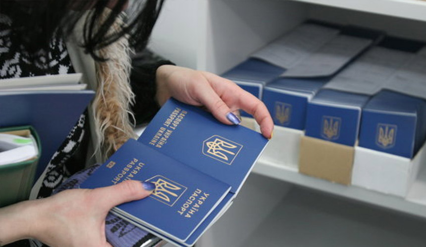 Украинцы не торопятся забирать готовые загранпаспорта