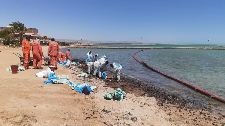 Пляжи Хургады накрыло нефтяное пятно