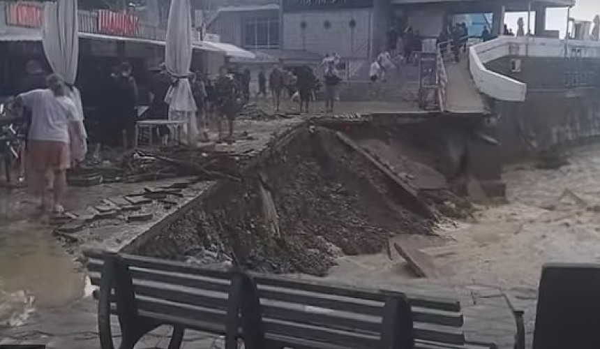 Из-за вызванной наводнением разрухи в гостинице туристам пришлось съехать на второй же день