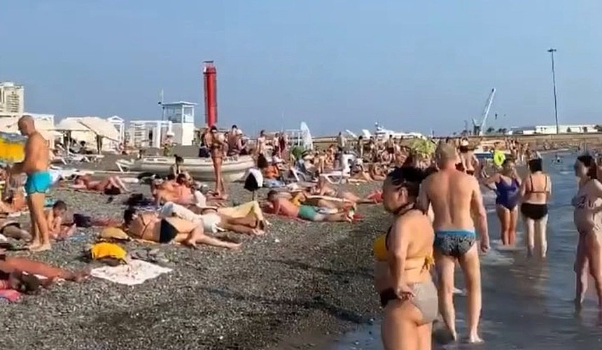 На пляжах Сочи замечено столпотворение туристов