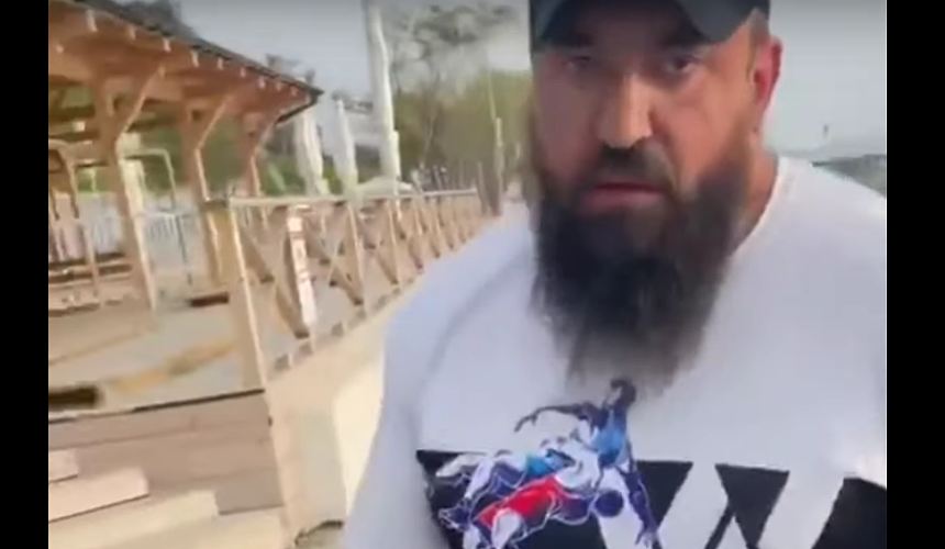 «Голову хочет отрезать». Полиция Сочи проверит видео с конфликтом на пляже
