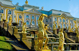 Туристический сезон в Петербурге стал на месяц длиннее