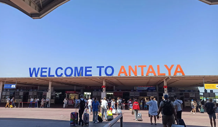 Российские туристы почти сутки ждут вылета из Антальи