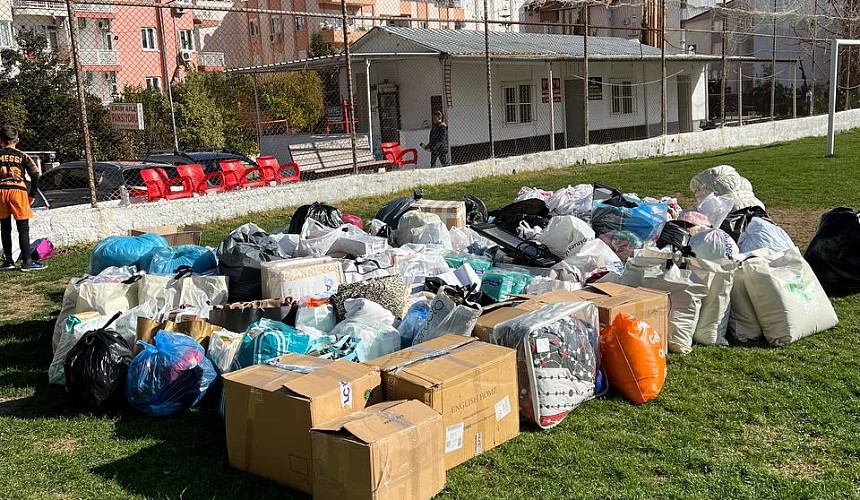 Россияне в Турции участвуют в сборе вещей и едут в пострадавшие от землетрясений районы