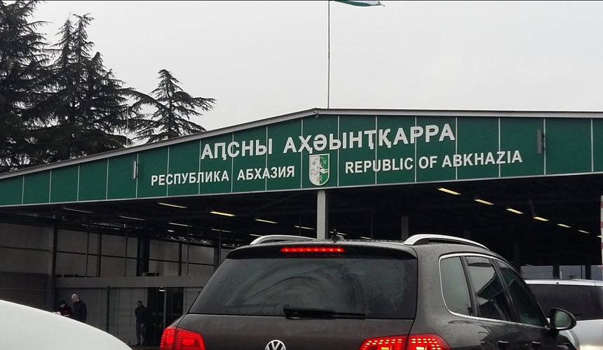 ГАИ Абхазии запретили останавливать автомобили россиян без веских причин