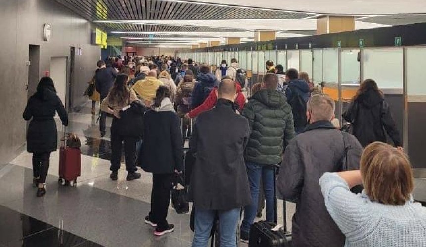 На горячей линии Роспотребнадзора не знают о тестировании в аэропортах на омикрон-штамм
