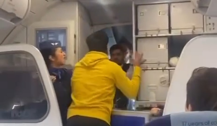 Пилот получил по лицу от пассажира за задержку рейса на 13 часов