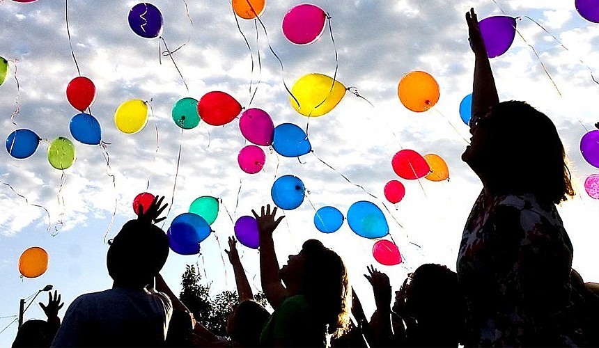 В четыре раза превышающей. Воздушные шары в небе. Воздушный шарик. Фотосессия на выпускной с шарами воздушными. Выпускной шары в небо.