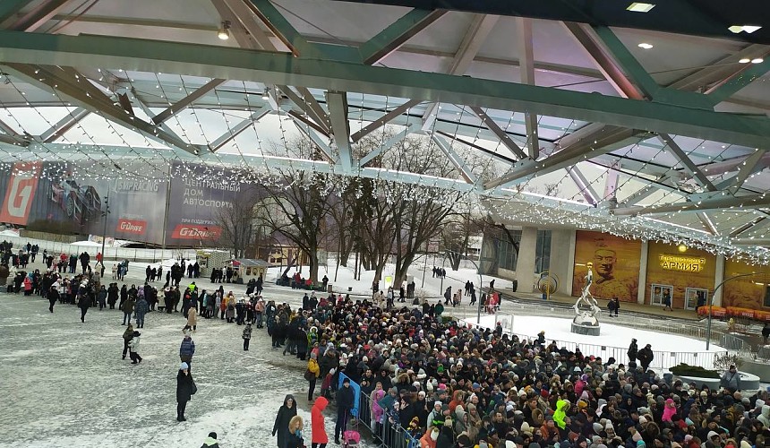 Туристы в шоке от очередей в Москвариум на ВДНХ в дни новогодних каникул 