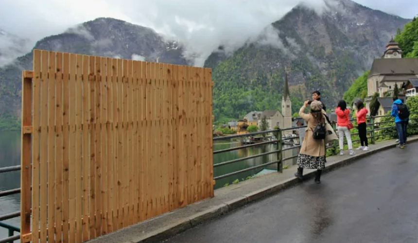Жители австрийской деревни устали от туристов и закрыли вид на Альпы забором