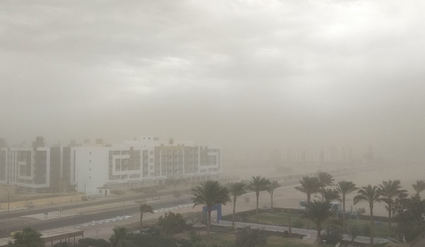 У туристов песок на зубах: в Шарм-эль-Шейхе и Хургаде пыльная буря