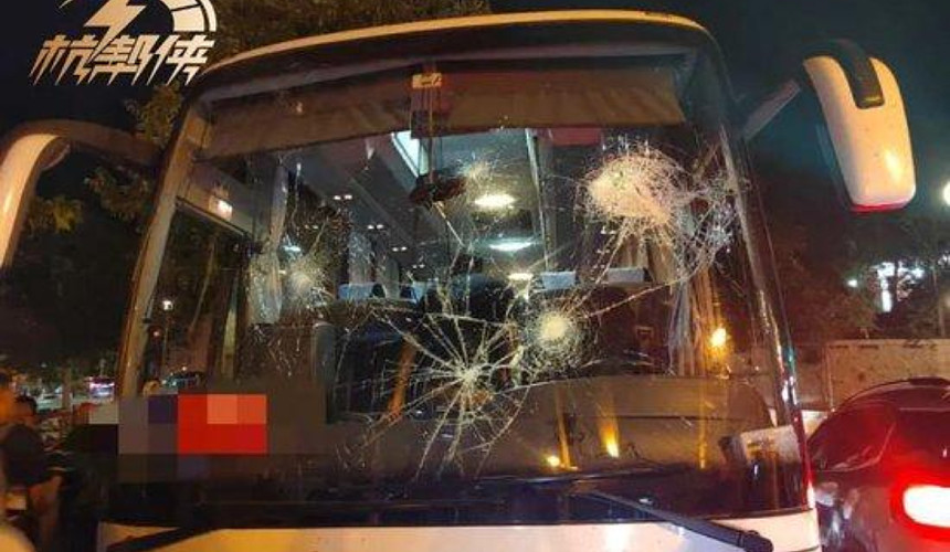 В Марселе автобус с китайскими туристами атаковали «люди в черном»