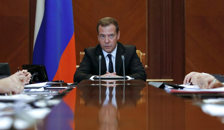 Медведев: правительство введет дополнительный контроль за авиакомпаниями