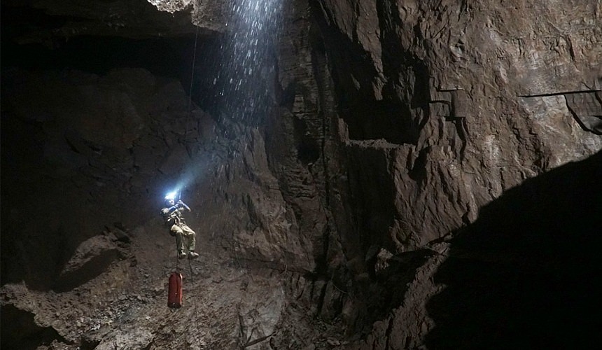 Тело российского туриста пытаются извлечь из глубочайшей пещеры в Абхазии