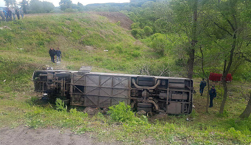 Двое туристов погибли и 18 пострадали в ДТП с автобусом