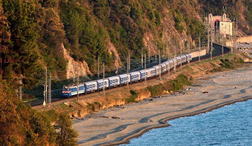 От первых цен на летние крымские поезда туристам захотелось улететь в Сочи