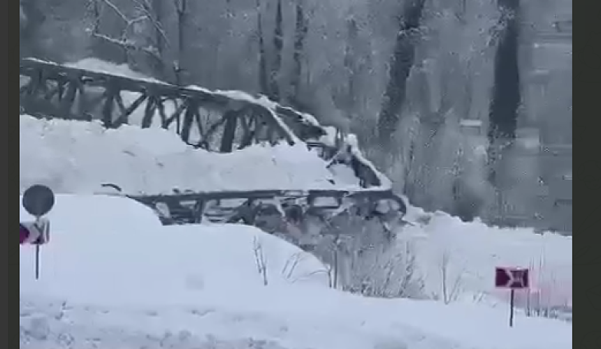 Туристы сняли на видео мощную лавину в горах Сочи