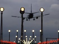 Овда ввинчивает лампочки