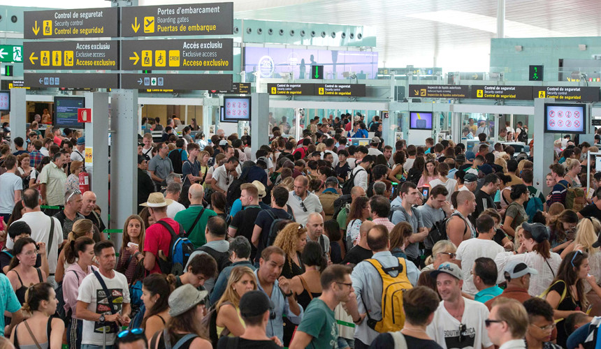 Работники аэропорта Барселоны начали бессрочную забастовку