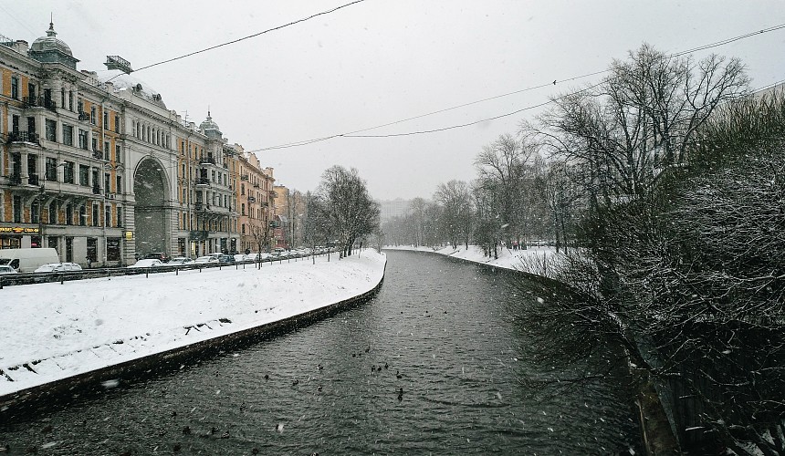 Туристы в Санкт-Петербурге попали под майский снегопад