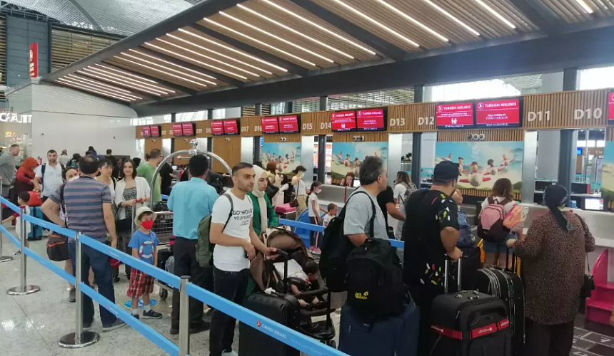 «Слишком мало путешествуете»: россиян продолжают снимать в Стамбуле с рейсов в Мексику