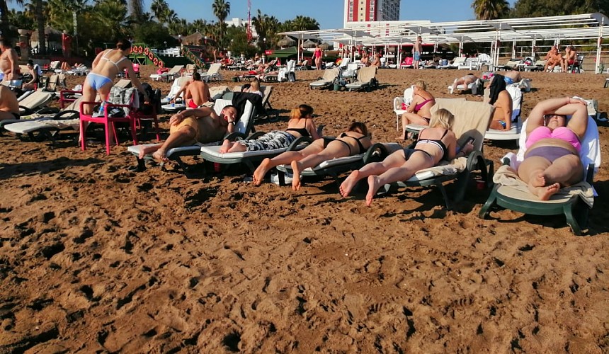 Загорают в Турции