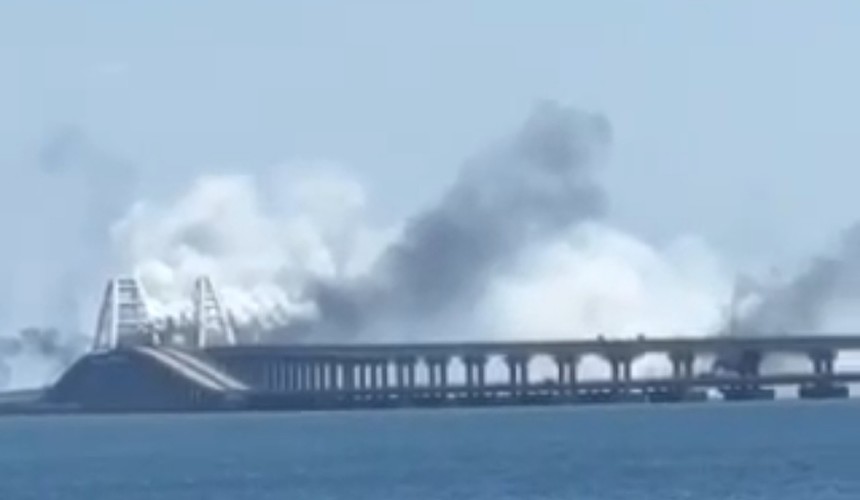 Туристы сообщают о перекрытии движения на Крымском мосту