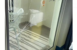 Отель в Турции пообещал вернуть туристам деньги за поврежденное ребенком стекло