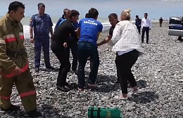 В Абхазии россиянку с тремя детьми унесло в штормовое море