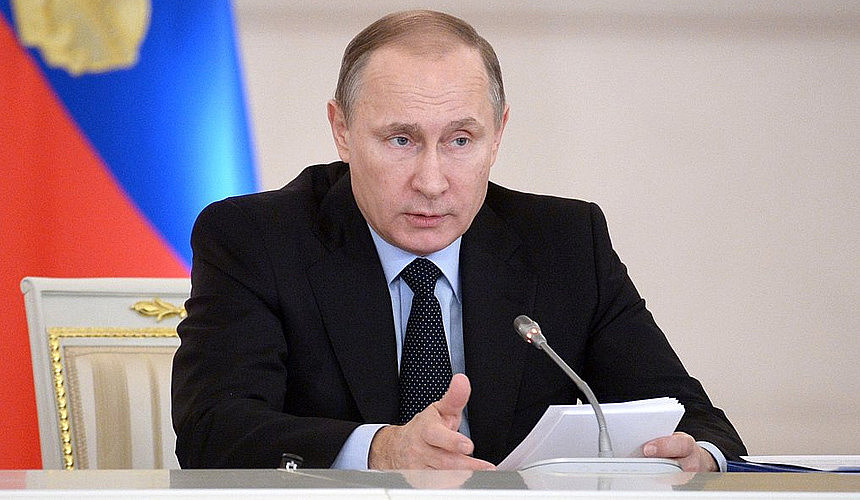 Путин поручил проработать вопрос о выдаче иностранцам электронных виз