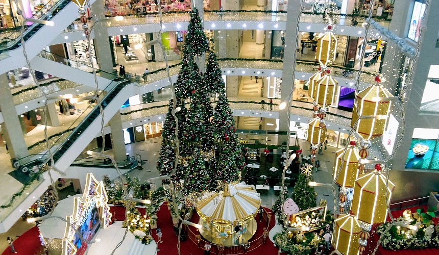 В Малайзии на туриста упала рождественская елка