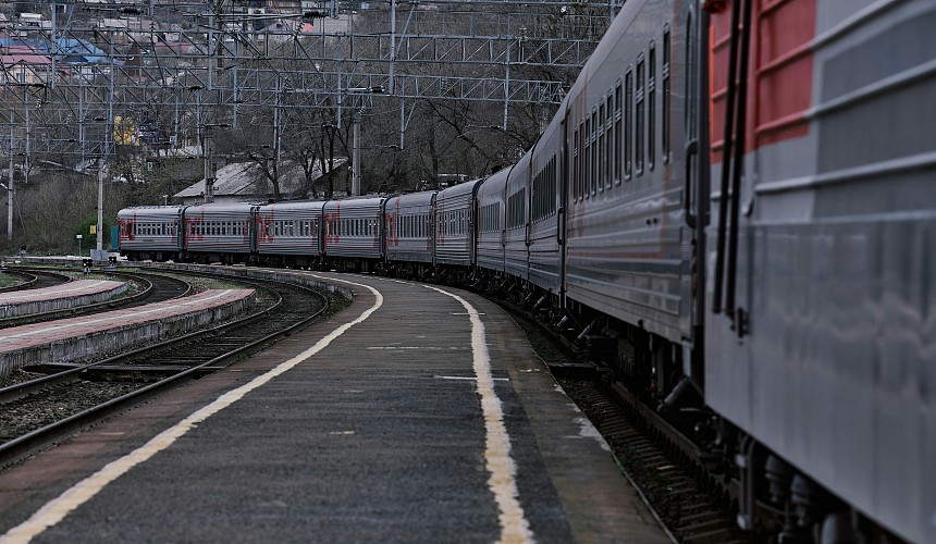 Работник вагона-ресторана в поезде снял два миллиона рублей с карточки туриста