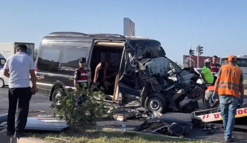 «Водители работают на износ»: в ДТП в Аланье погибли двое, травмы получили 10 туристов