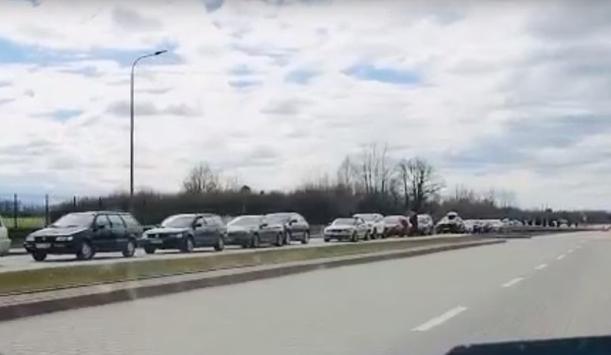 Десятки автомобилистов стоят в пробке на выезде из Польши в Калининградскую область