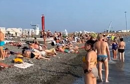 На пляжах Сочи замечено столпотворение туристов