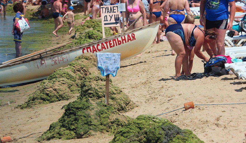 Туристы в шоке от моря в Анапе