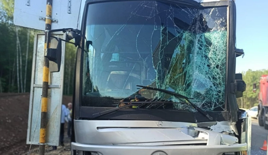 Автобус с туристами попал в ДТП под Челябинском