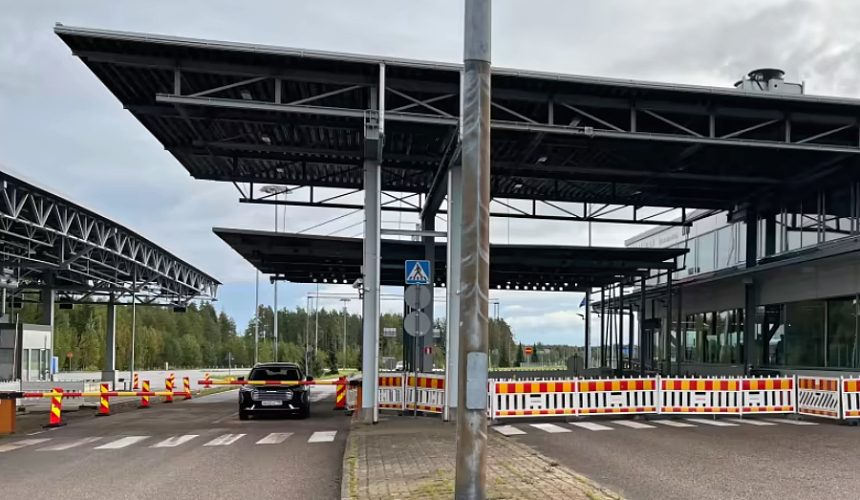 На границе с Финляндией начали разворачивать автомобили с российскими номерами 