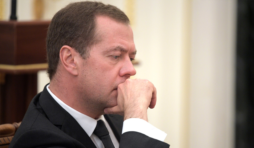 Медведев отложил возрастной ценз для автобусов на полгода