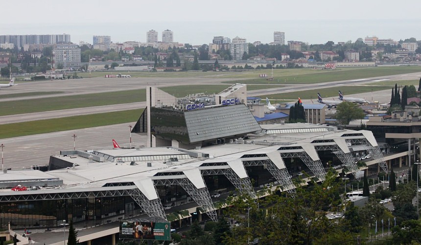 В аэропорту Сочи 19 самолетов ушли на запасные аэродромы из-за непогоды