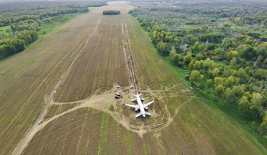 Севший в поле самолет «Уральских авиалиний» могут поднять в воздух по льду