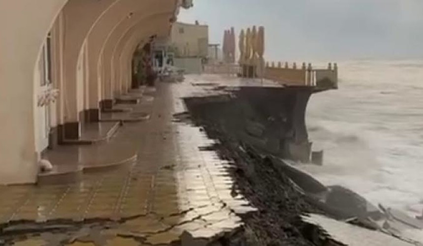 Из-за непогоды в Сочи закрыли все пляжи